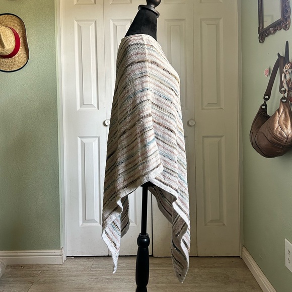 Peruvian Connection Poncho Top - Picture 3 of 6